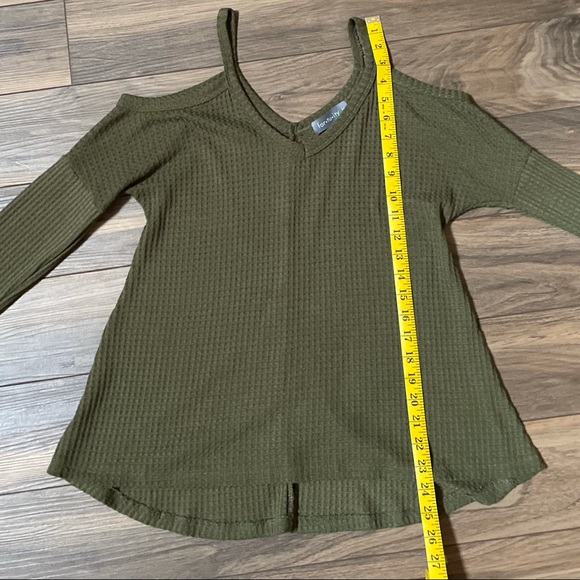 Fortuity Olive Cold Shoulder Sweater, Small - Picture 5 of 5